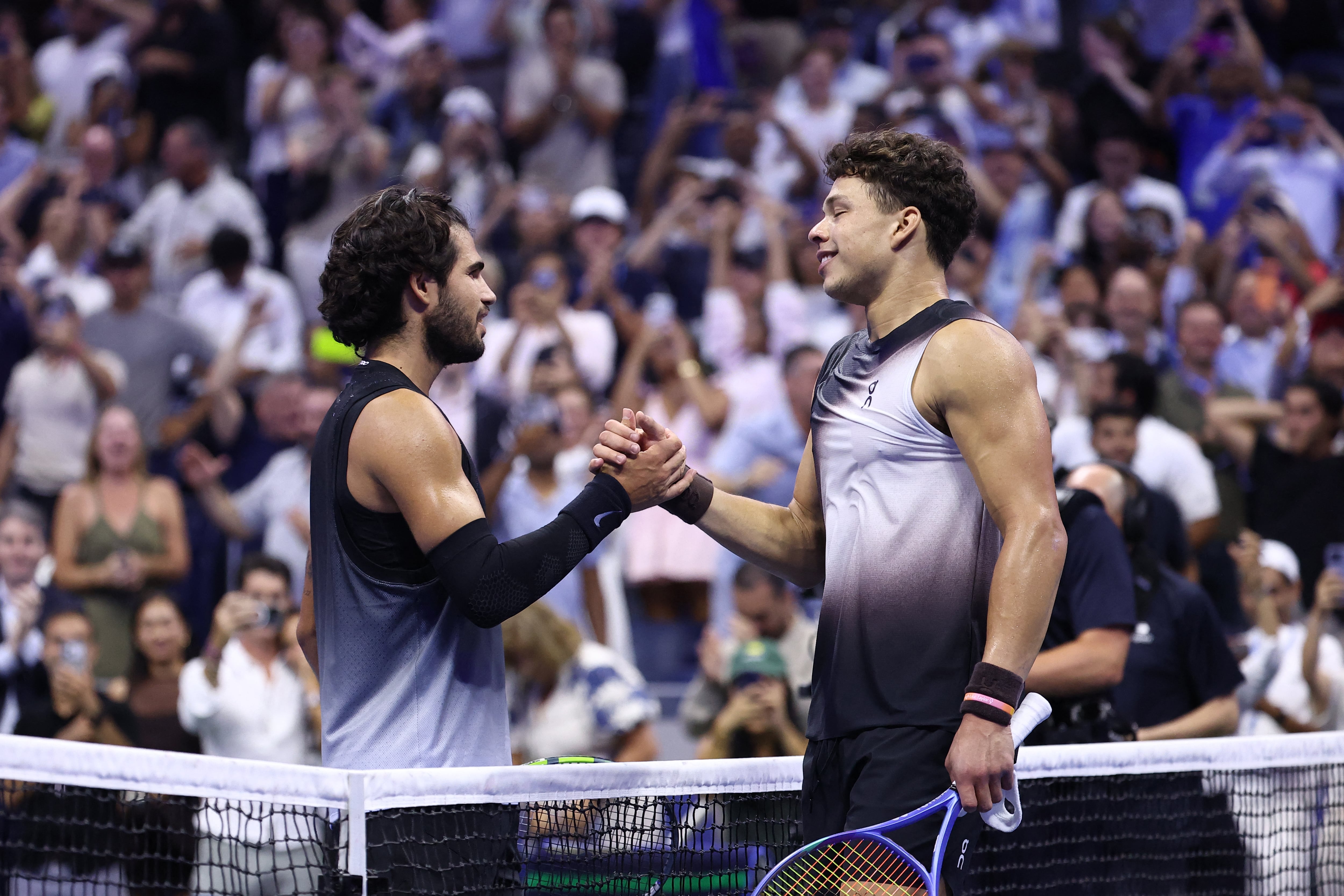 El estadounidense Ben Shelton (derecha) saluda al español Carlos Alcaraz pasadas las 3:30 de la madrugada del 9 de setiembre, tras el maratónico partido en el US Open en Nueva York.