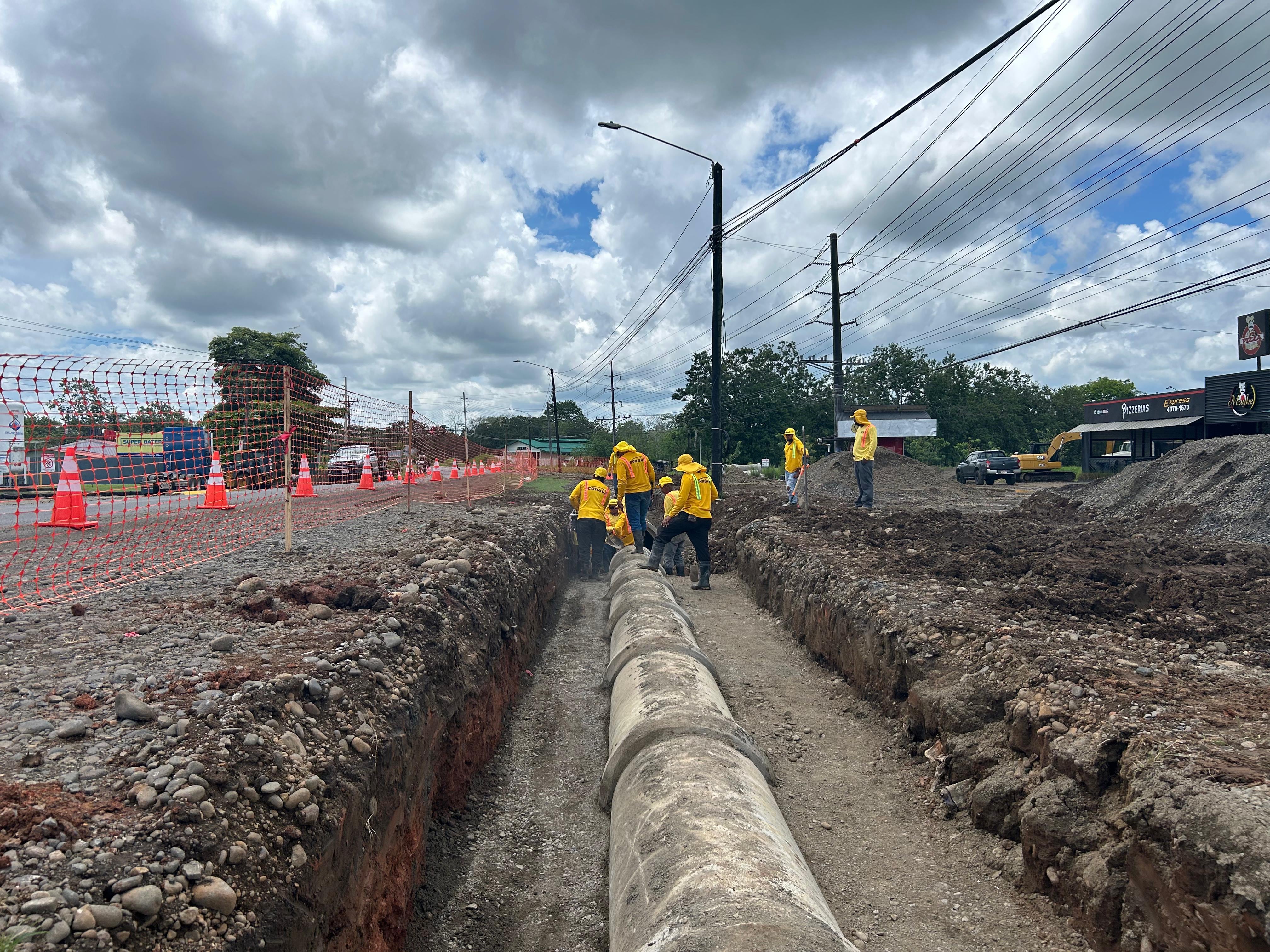 Las obras en Muelle incluyen una rotonda, tubería pluvial y mejoras viales. Se espera finalizar en octubre