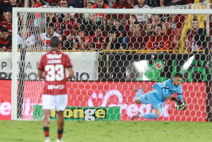 Washington Ortega tuvo que dejar el partido entre Alajuelense y Sporting, por una molestia. Rafael Pacheco.
