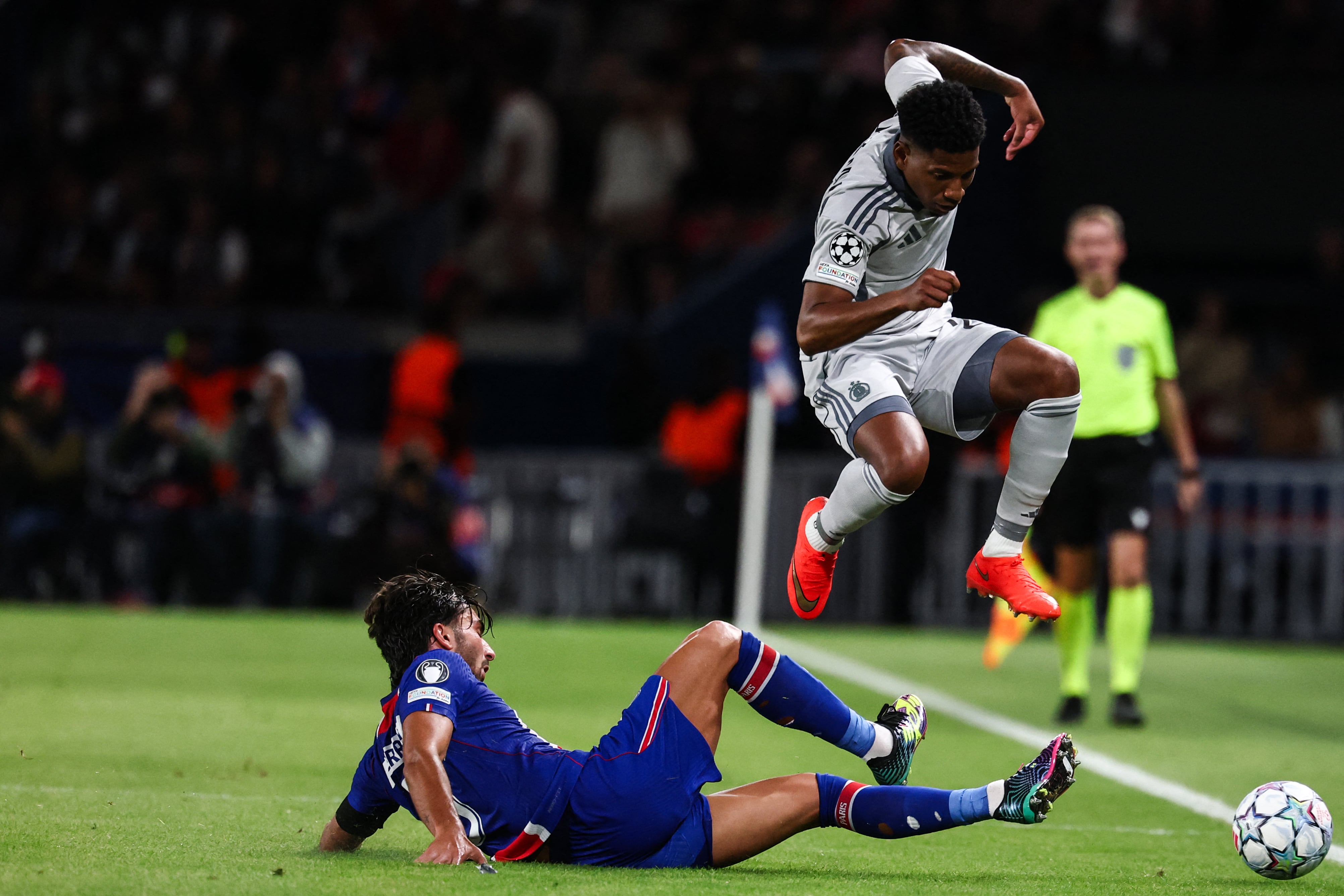 El delantero español del PSG Ferran Torres disputa el balón con César Blackman, panameño del Slovan Bratislava, en este compromiso por la Champions en el Parque de los Príncipes.