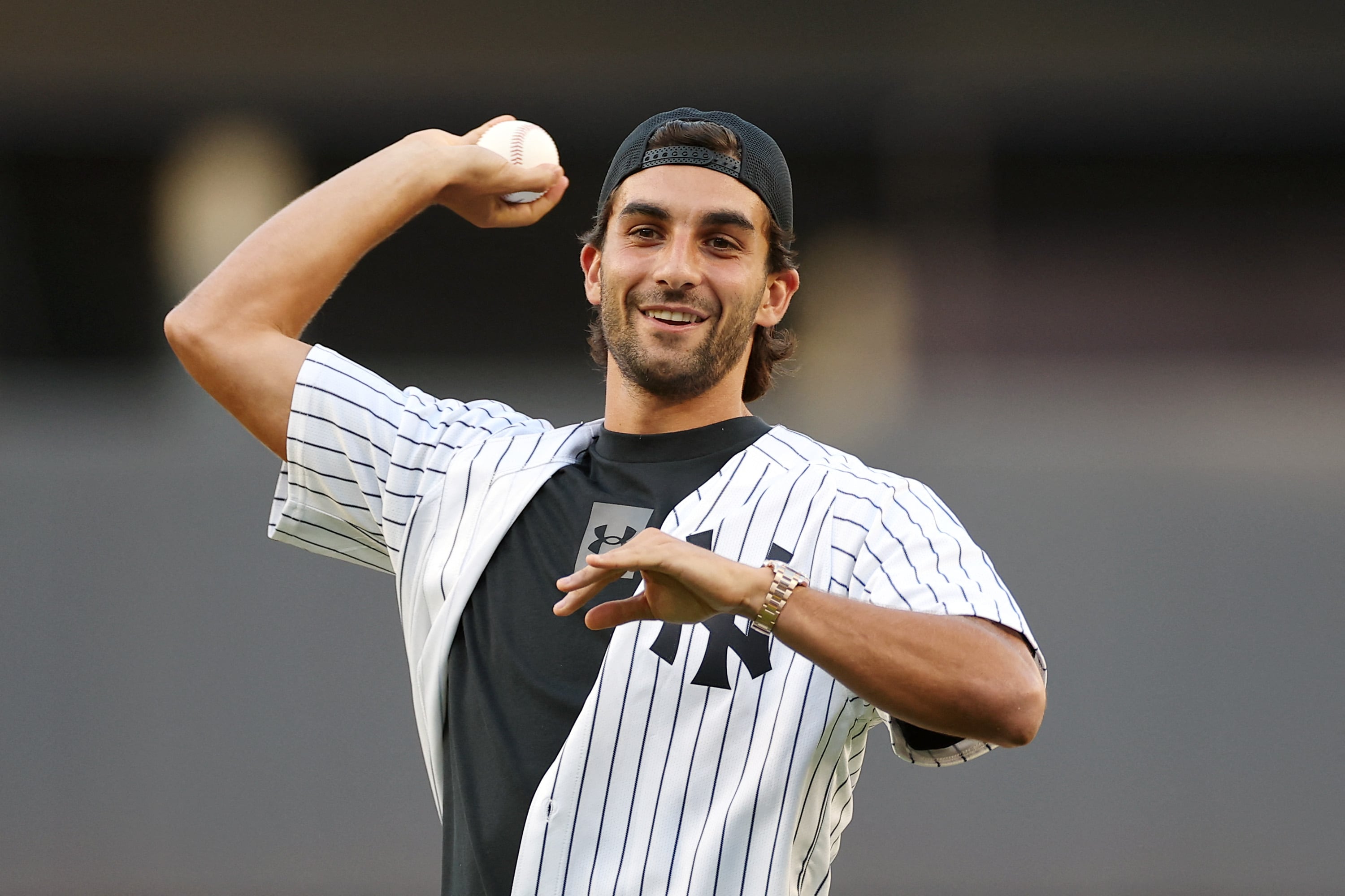 El delantero español Ferran Torres fue invitado a hacer el primer lanzamiento en el partido de Grandes Ligas entre los Yanquis de Nueva York y los Cardenales de San Luis, en el Yankee Stadium el pasado 4 de agosto.