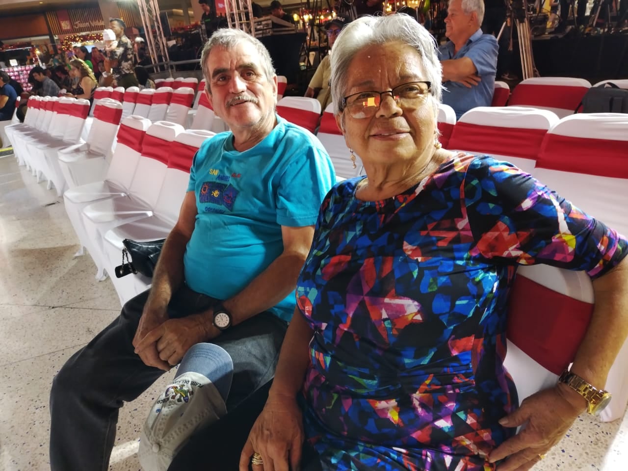 Los esposos Esmeralda Mondragón y Mario Enrique Zúñiga, vecinos de San Joaquín de Flores, fueron de las primeras personas en llegar al sorteo del Gordo Navideño.
Fotografía: Fiorella Montoya
