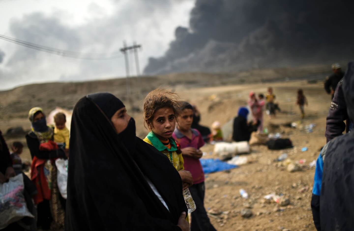 Las fuerzas iraquíes mantienen su avance hacia la ciudad de Mosul pese a la resistencia del Estado Islámico. La ONU anunció que pronto estará preparada para acoger a 150.000 personas que huyen de los combates.