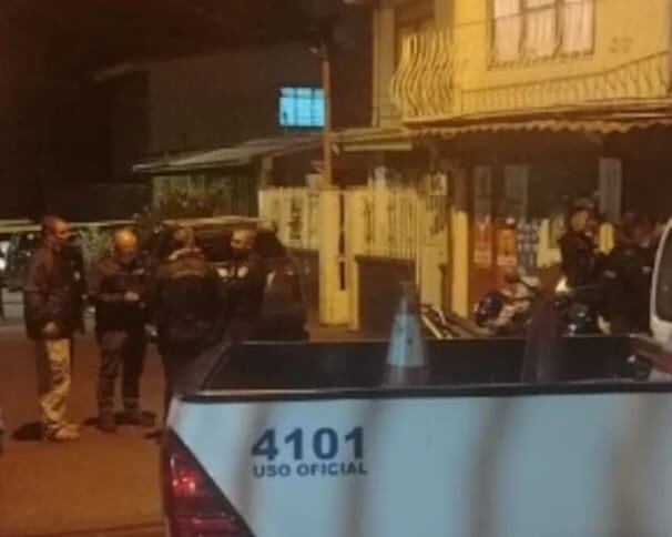 Agentes de policía acudieron al local comercial donde ocurrió hecho en barrio El Cedro en La Unión. Fotografía: