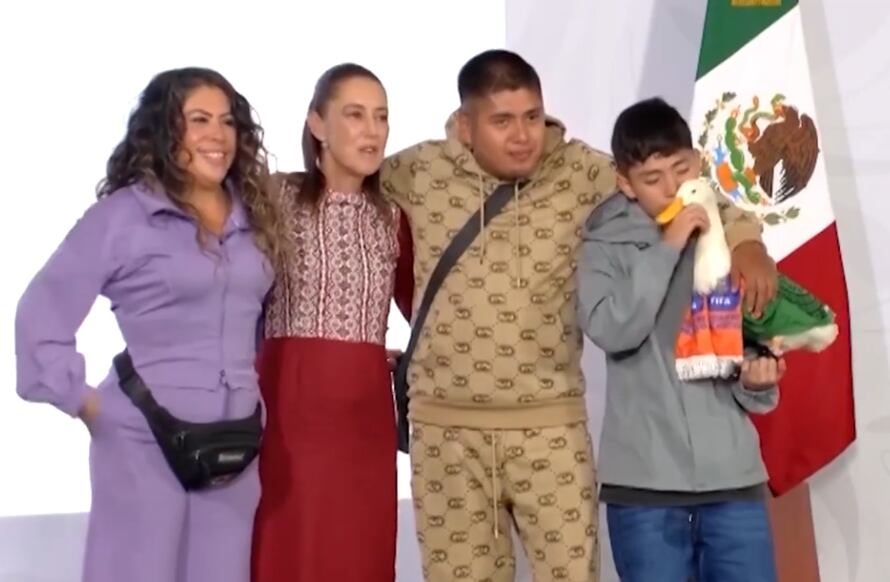 Pato Merlín
Visitó la presidenta de México, Claudia Sheinbaum.
Karla Gómez junto a sus hijos Cristian y Carlos.
22 de junio del 2026
Captura de Pantalla youtube Excelsior
