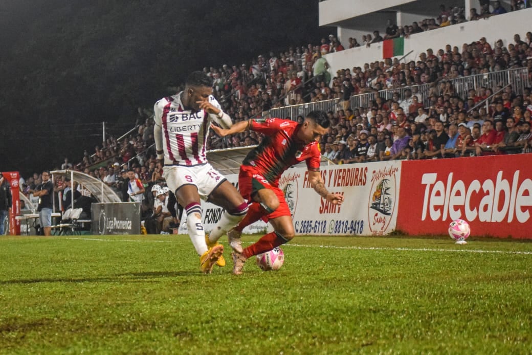 Guanacasteca y Saprissa han hecho un juego marcado por mucho choque con el balón. Foto: Prensa ADG.