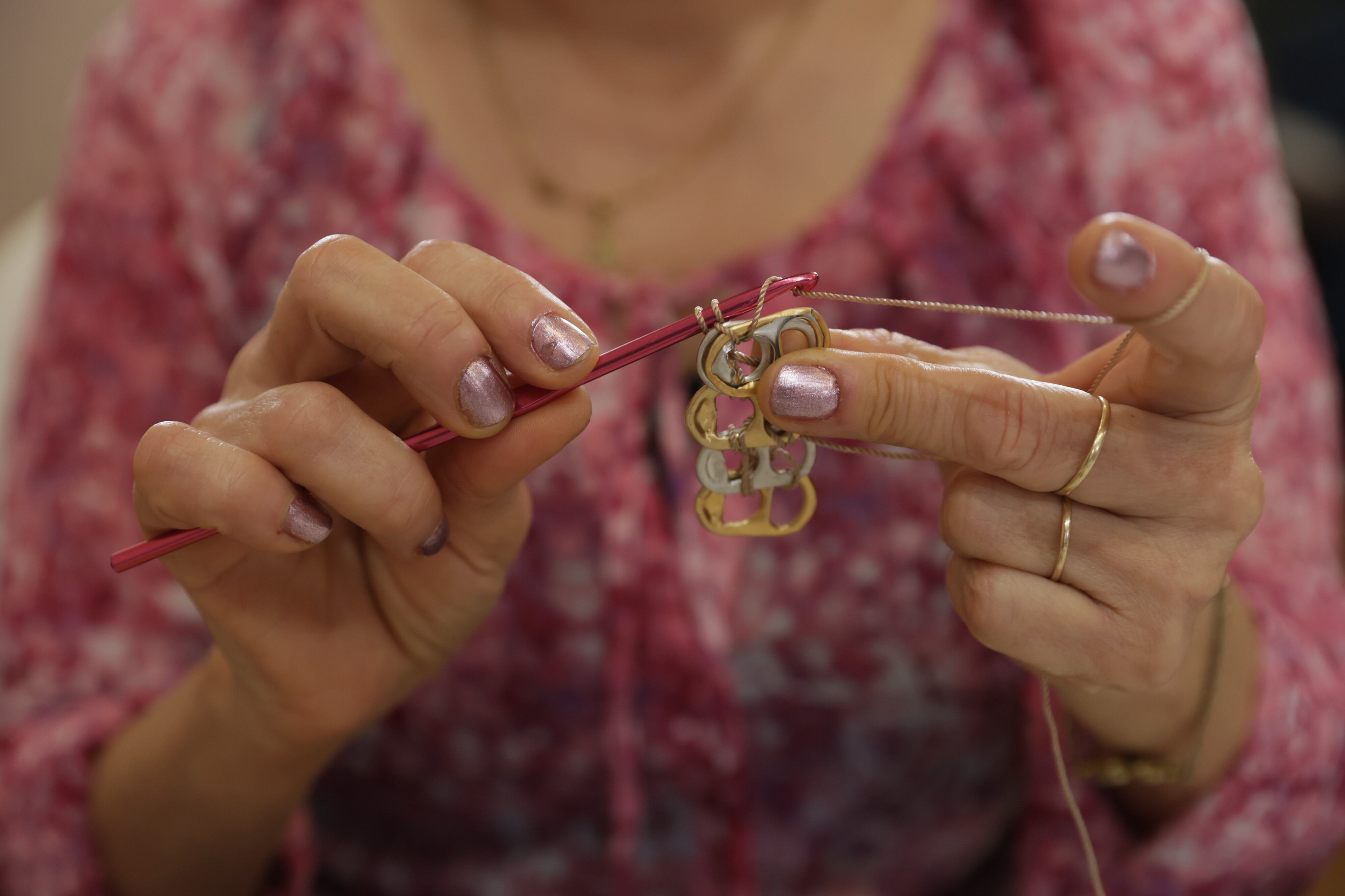 Lenis García enseña sus bolsos y da capacitación a alumnas quienes aprenden esta técnica