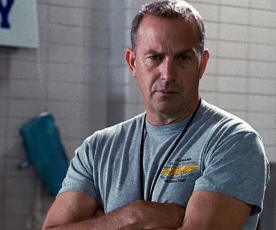 Kevin Costner en su papel de la película 'El guardián'. Usa una camiseta de color gris.