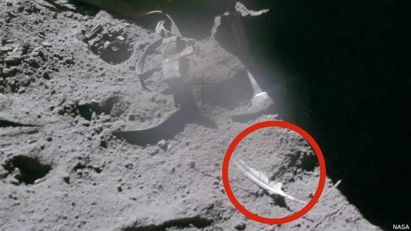 ¿Qué hacen una pluma y un martillo en la Luna? La historia detrás del experimento del Apolo 15