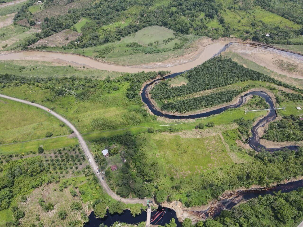 Vista aérea este 14 de marzo de una sección del derrame en las aguas del río Esmeraldas en el sector Chucaple, parroquia Cube, cantón Quinindé (Ecuador). Fotografía: