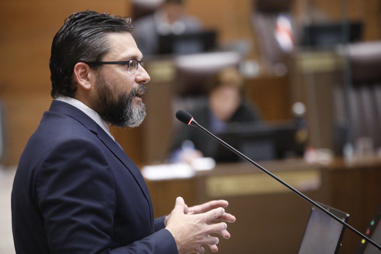 El ministro de Hacienda, Rudolf Lücke, en el plenario legislativo