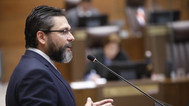 Jerarca de Hacienda prevé que la deuda permanezca por encima del 60% del PIB un año más