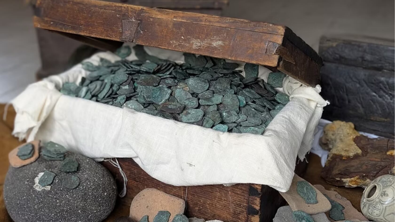 Un hallazgo en la Costa del Tesouro reveló más de 1.000 monedas españolas de 1715 en un naufragio frente a la Florida.