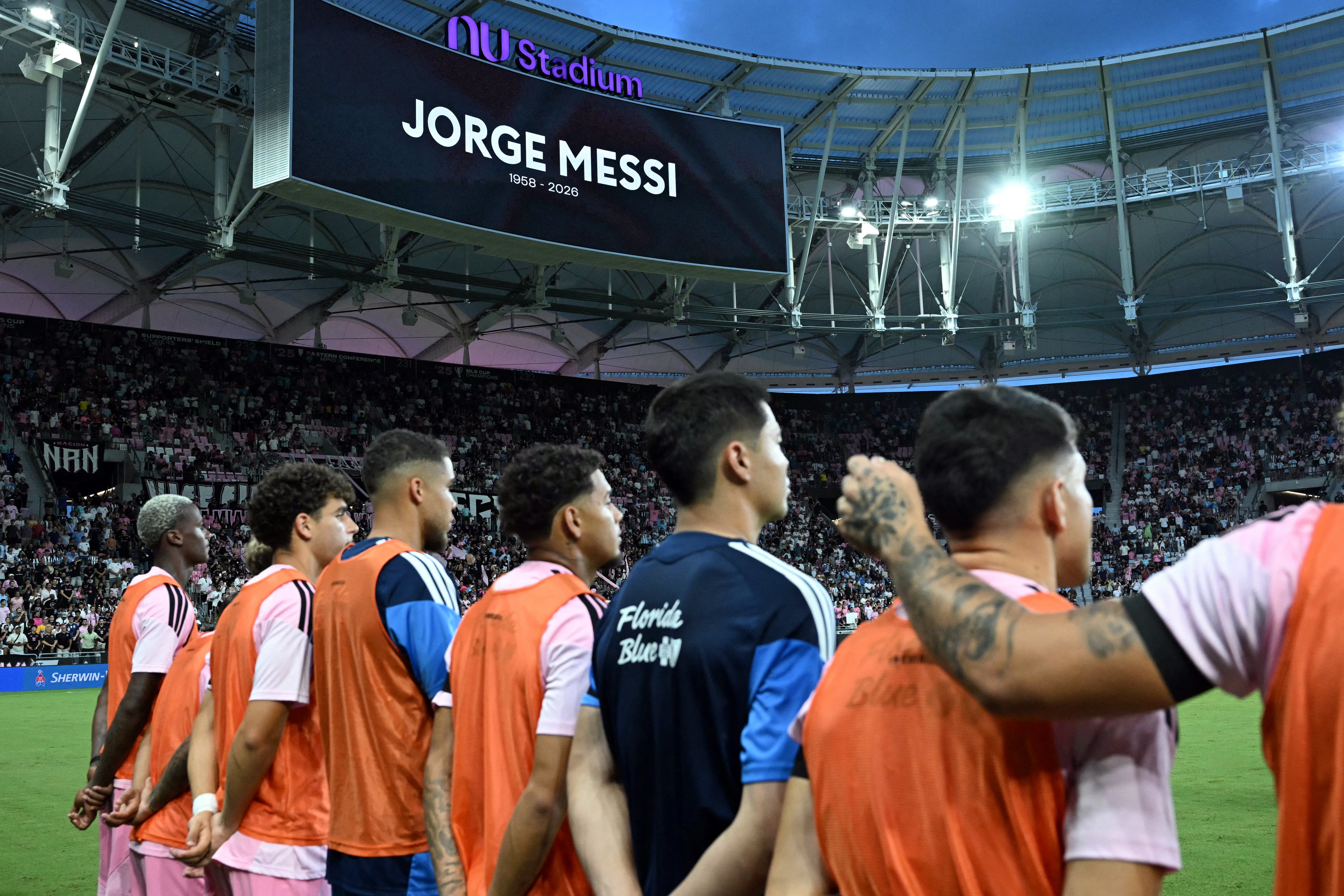 Los jugadores del Inter Miami y los aficionados guardan un minuto de silencio por la muerte de Jorge Messi, padre de Lionel Messi, antes del partido ante Monterrey por la Leagues Cup en el Nu Stadium de Miami.