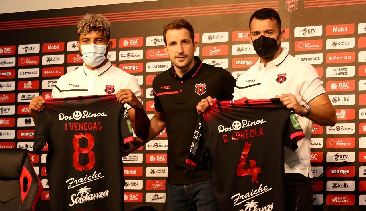 Johan Venegas y Daniel Arreola fueron presentados este lunes por Agustín Lleida en el Centro de Alto Rendimiento en Turrúcares. Fotografía: Prensa Alajuelense