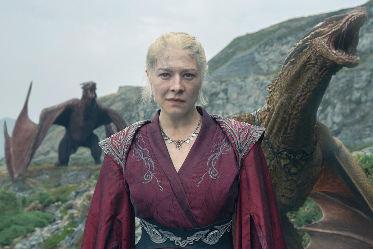 Tras la muerte del rey Viserys I, la Casa Targaryen entra en una guerra por el Trono de Hierro. Rhaenyra y Aegon II lideran una disputa que divide a Westeros y desata una sangrienta lucha.