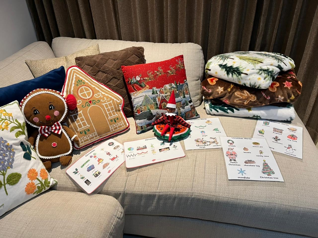 La tradición indica que el elfo regresa al Polo Norte la noche del 24 de diciembre y vuelve a aparecer el próximo año.