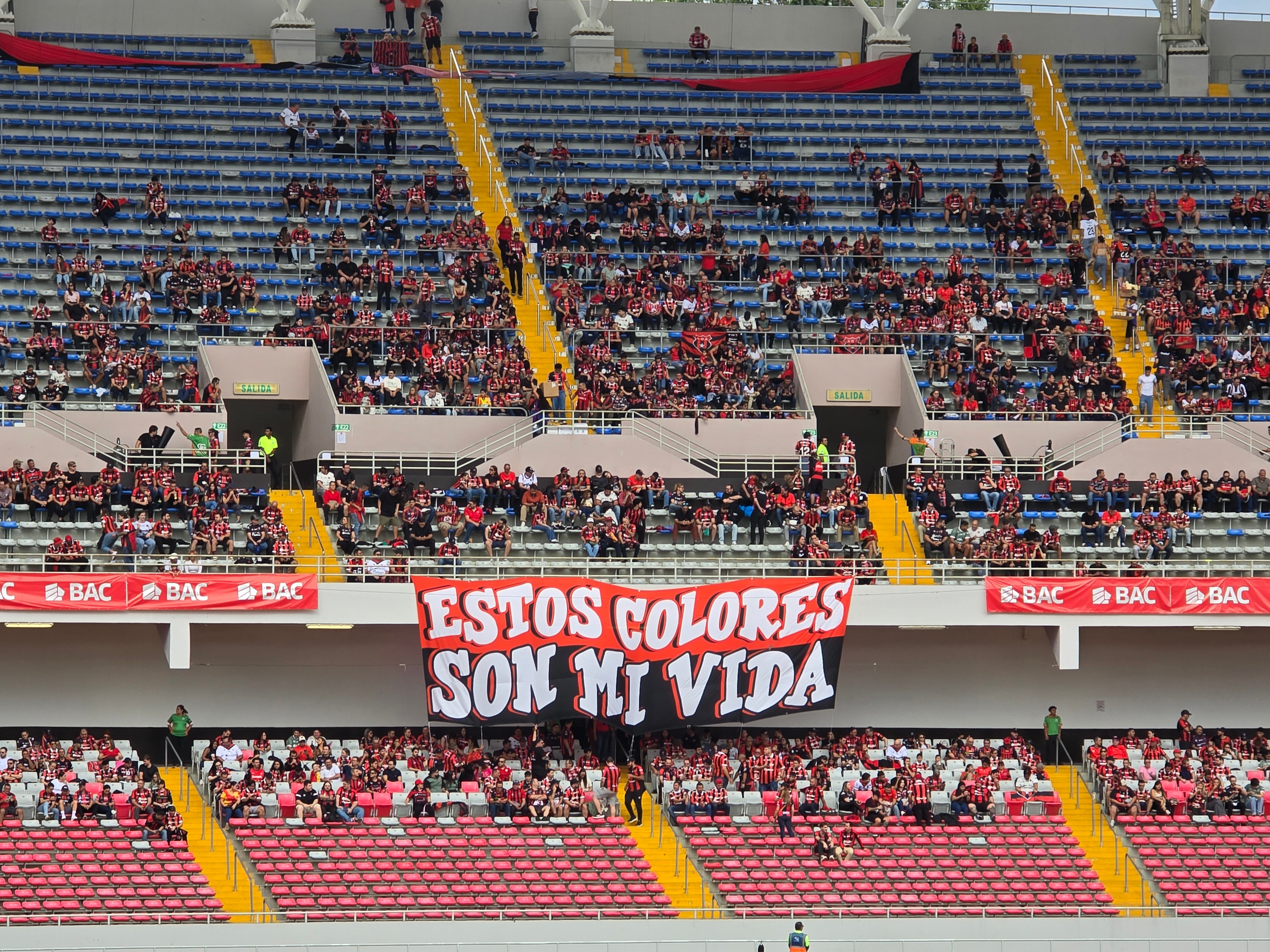 Muchos aficionados acataron la instrucción de llegar temprano al Estadio Nacional para el partido de ida de la gran final entre Liga Deportiva Alajuelense y Herediano.
