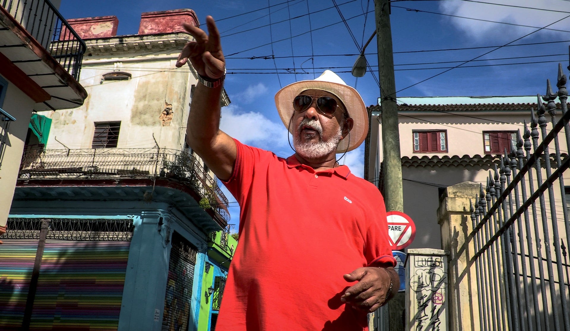 Leonardo Padura visita San Isidro, en La Habana, en noviembre del 2022.