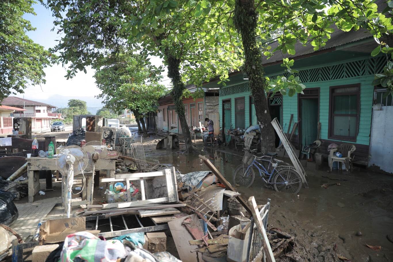 Los habitantes de Ciudad Cortés sacan los electrodomésticos y los muebles al sol, tras el paso de la tormenta Nate. Algunos podrán servir, otros no.