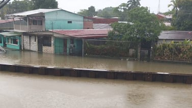 Lluvias provocan inundaciones en comunidades de Limón