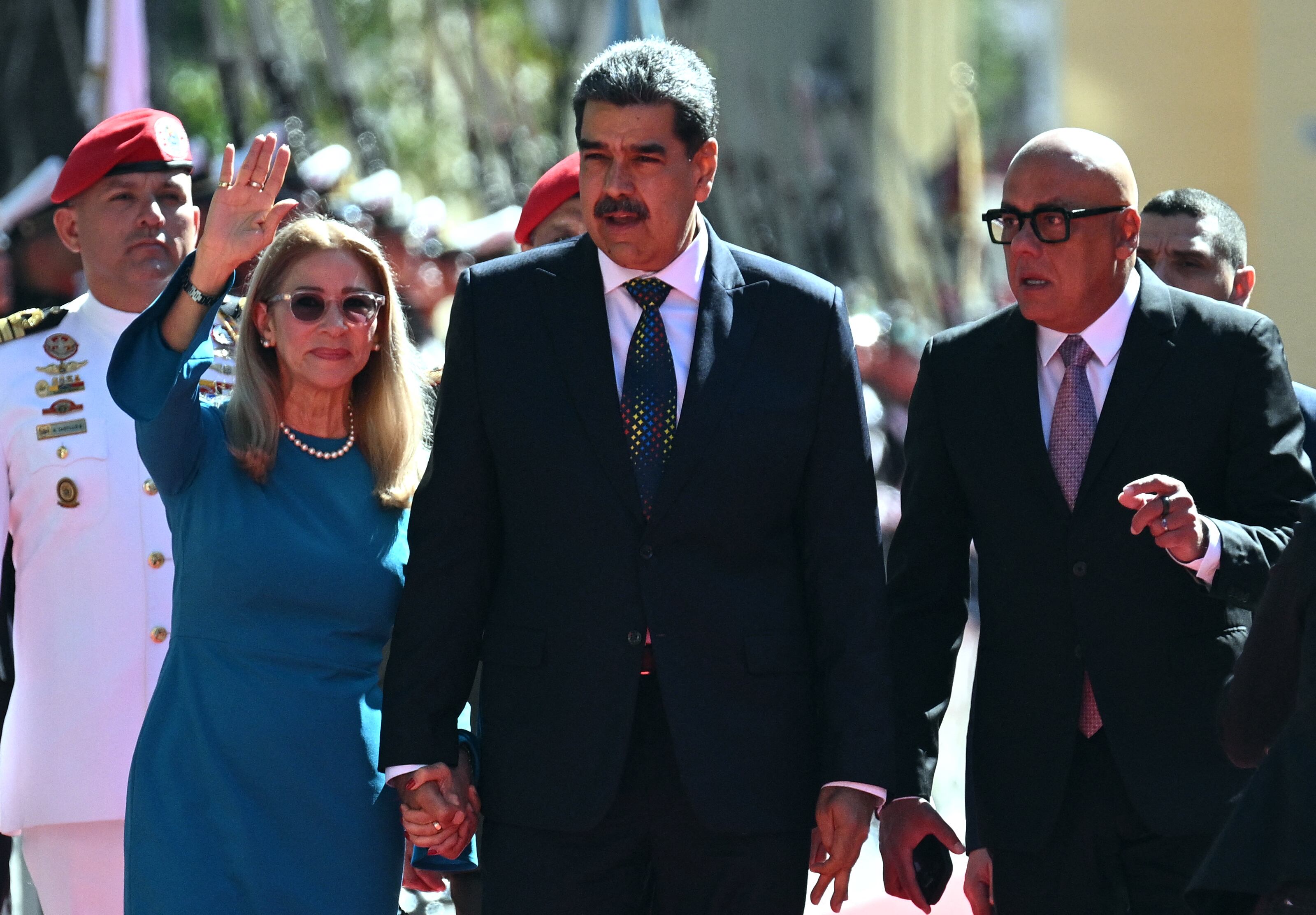 Nicolás Maduro llega acompañado por la primera dama Cilia Flores y el presidente de la Asamblea Nacional, Jorge Rodríguez, al acto de juramentación en Caracas el 10 de enero de 2025.