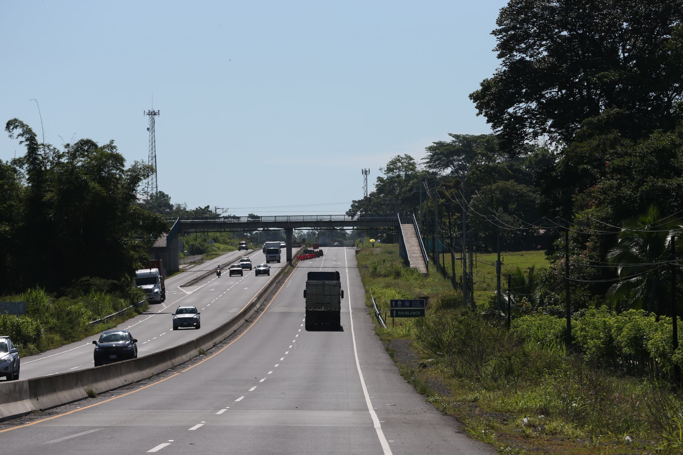 28/08/2024/ Obras ruta 32 / Siquirres / falta puentes peatonales / foto John Durán