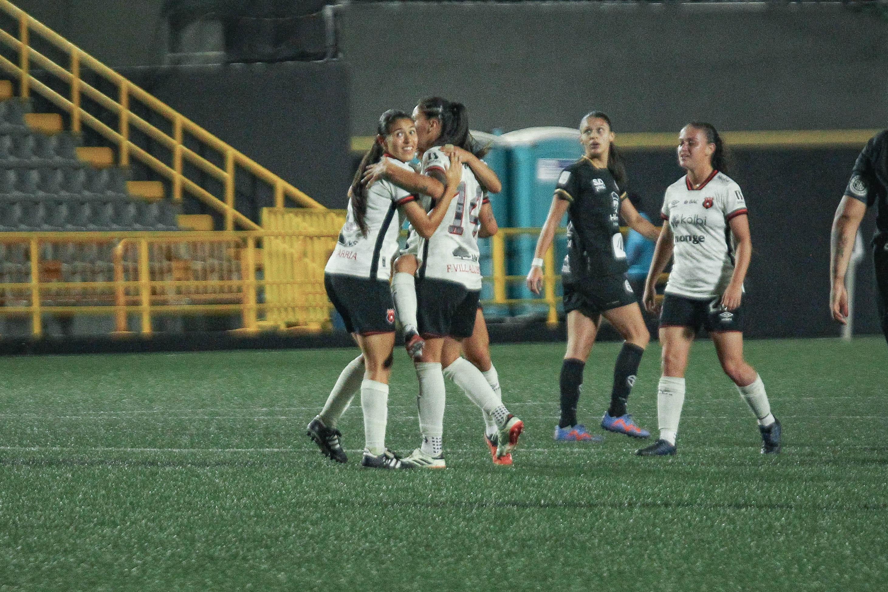 Las leonas de Liga Deportiva Alajuelense ganaron la Supercopa contra Sporting.