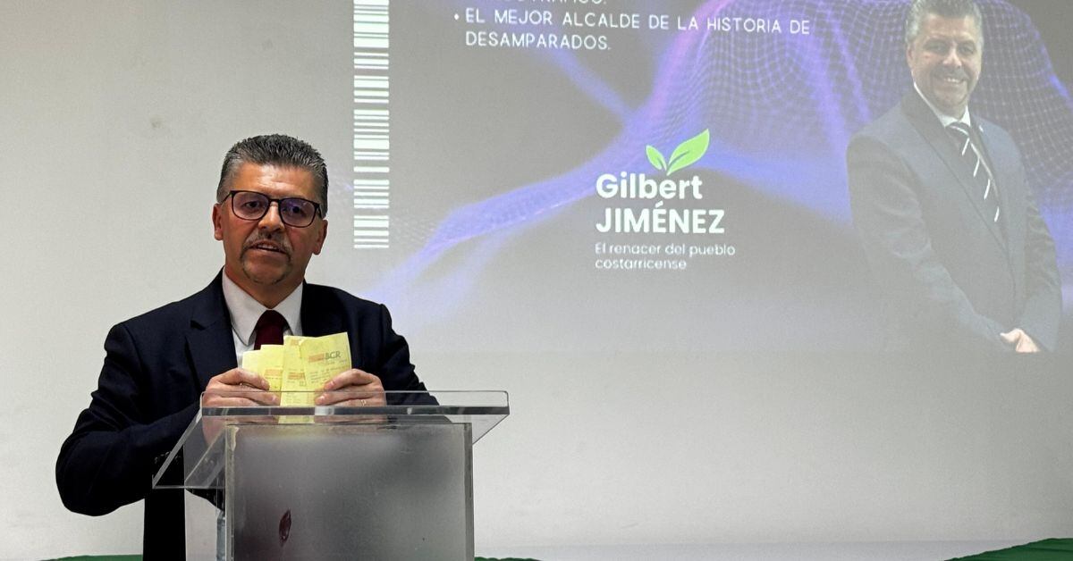 En la imagen, Gilberth Jiménez muestra las facturas del BCR mediante las cuales acredita que financió su precandidatura mediante ahorros personales.