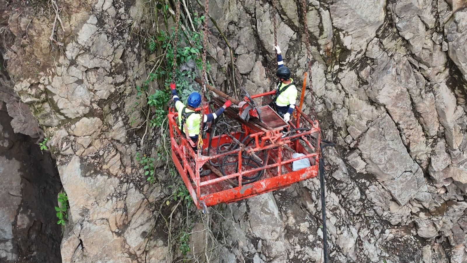 Funcionarios realizan trabajos en la ruta 32.