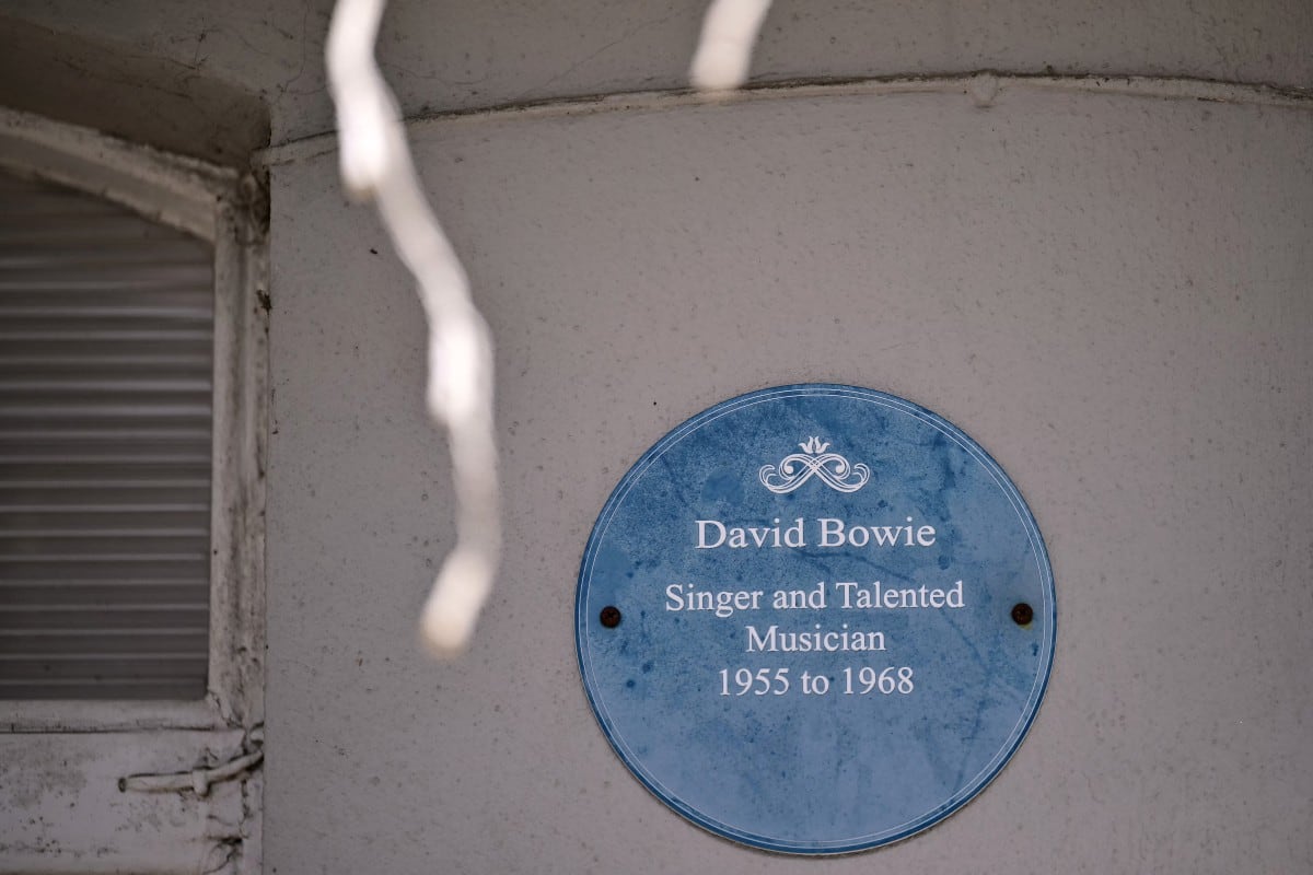 Placa azul de patrimonio dedicada a David Bowie en su casa de Bromley, al sureste de Londres.