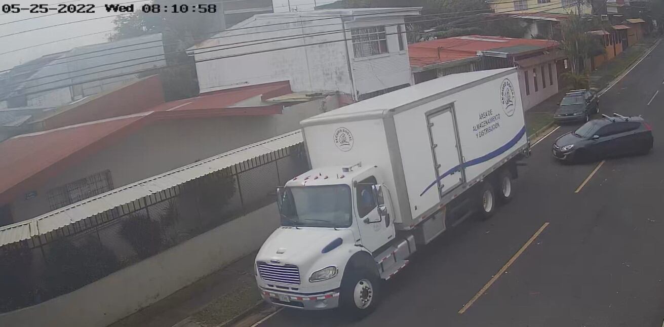 En este camión de la CCSS se transportó la fórmula nutricional que mediante hurto fue extraída de una bodega de esa institución en San Francisco de Dos Ríos. Foto: Cortesía OIJ.