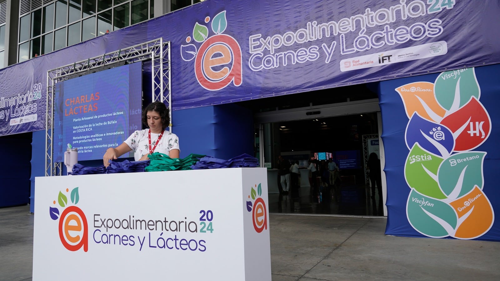 Entrada principal de Expoalimentaria Carnes y Lácteos en Costa Rica, feria de la industria alimentaria que reunirá en Parque Viva a empresas y especialistas en innovación, tecnología y sostenibilidad alimentaria en 2026.