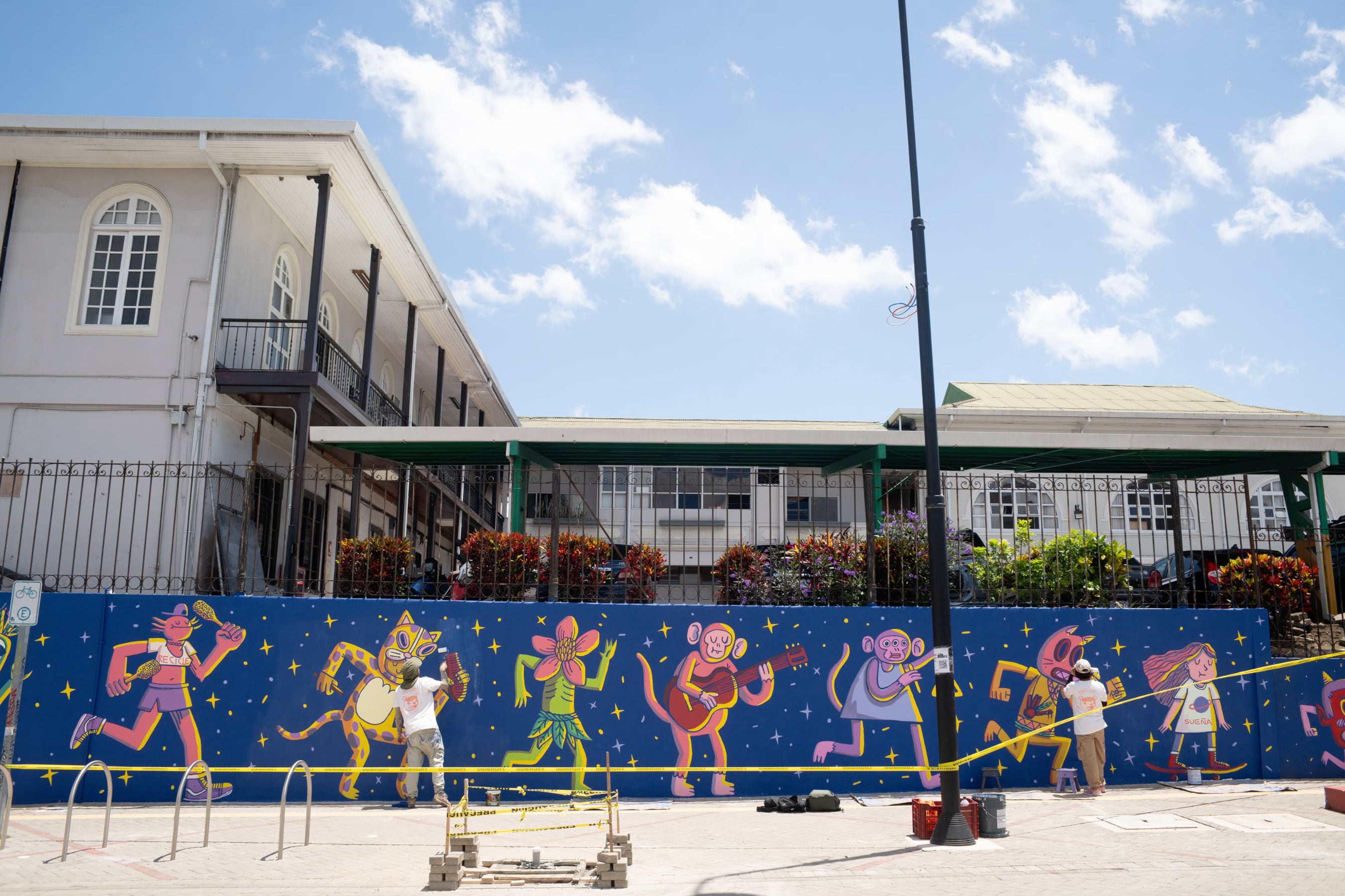 Carnaval Chepeño, el nuevo mural de Diego Fournier Soto, transforma más de 200 metros cuadrados en San José con una obra dedicada a la diversidad, las tradiciones y el espíritu de la ciudad.