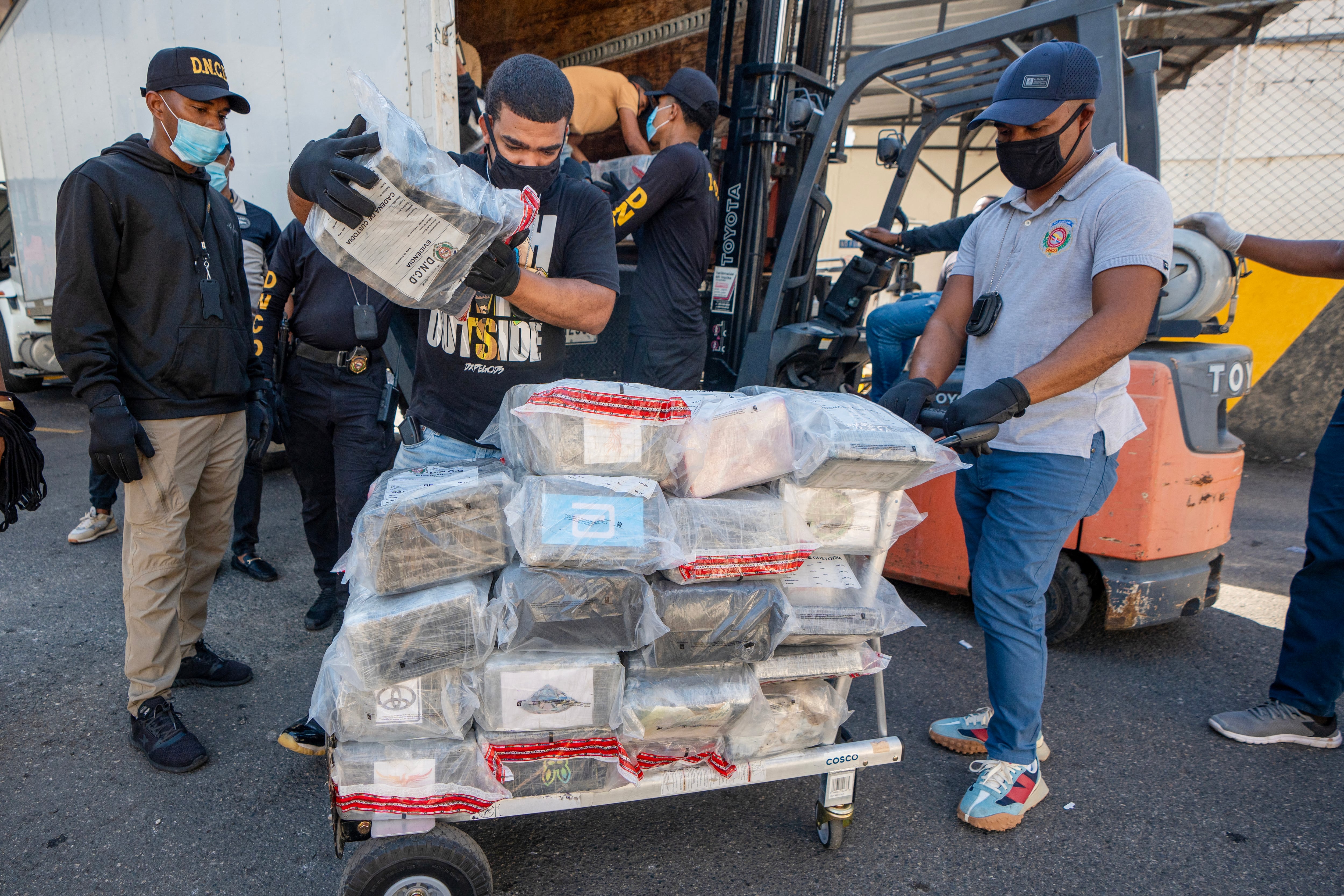 Autoridades decomisan m'as de 2 toneladas de cocaína luego del cierre de su oficina antinarcóticos. Imagen con fines ilustrativos (Photo by Francesco SPOTORNO / AFP)