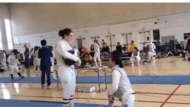 Video: Esgrimista se negó a competir contra rival transgénero y la descalificaron
