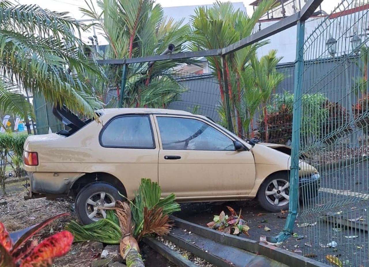 El conductor estaba ebrio cuando colisionó contra la malla del OIJ.