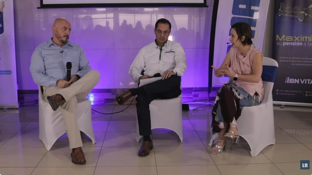 Tres personas sentadas en un foro.