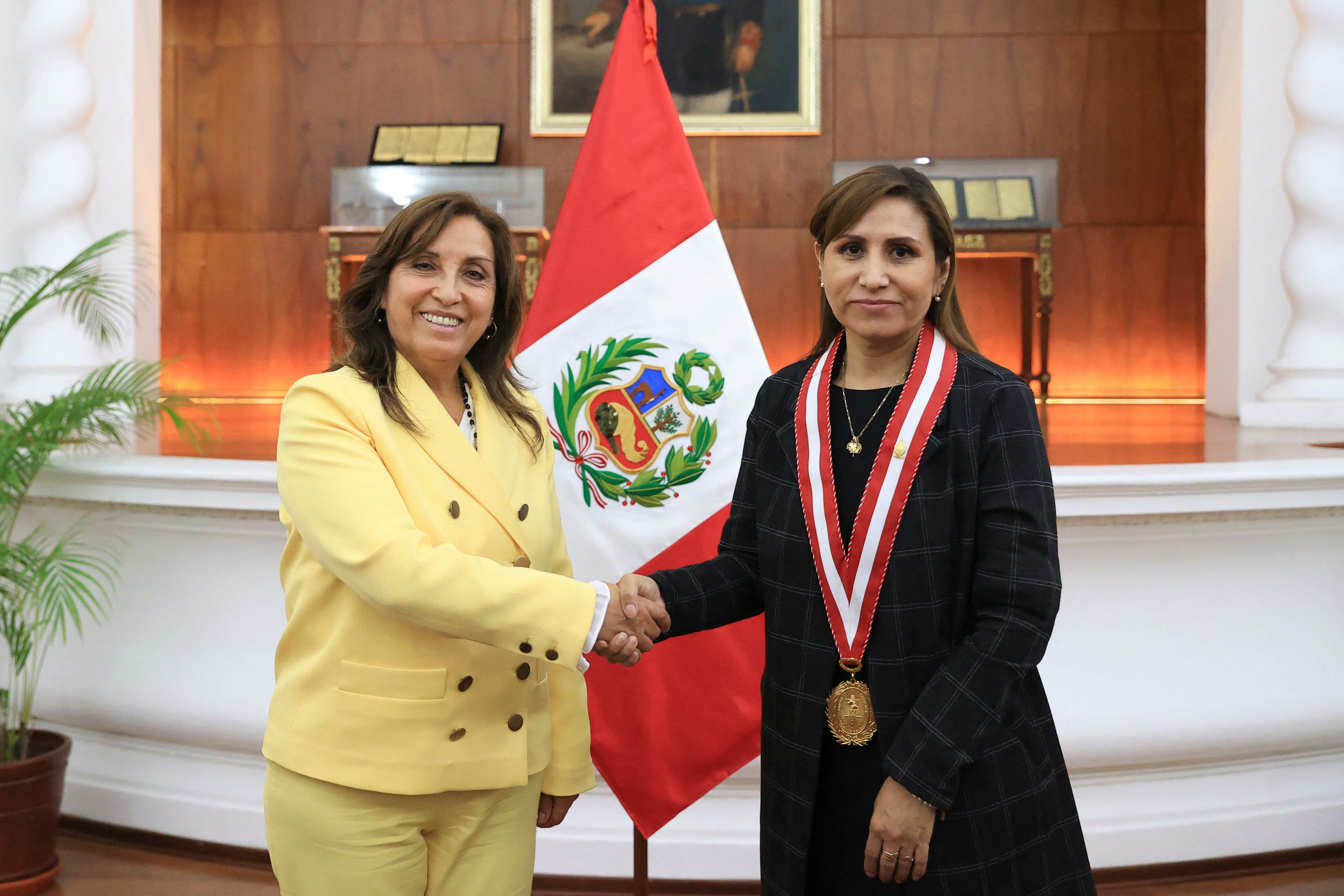 La fiscal general de Perú, Patricia Benavides (der), denunció La presidenta Dina Boluarte ante el Congreso el 27 de noviembre de 2023, por el presunto delito de homicidio como responsable de la represión de las protestas en su contra (la presidenta) que dejaron más de 50 muertos tras su llegada al poder.