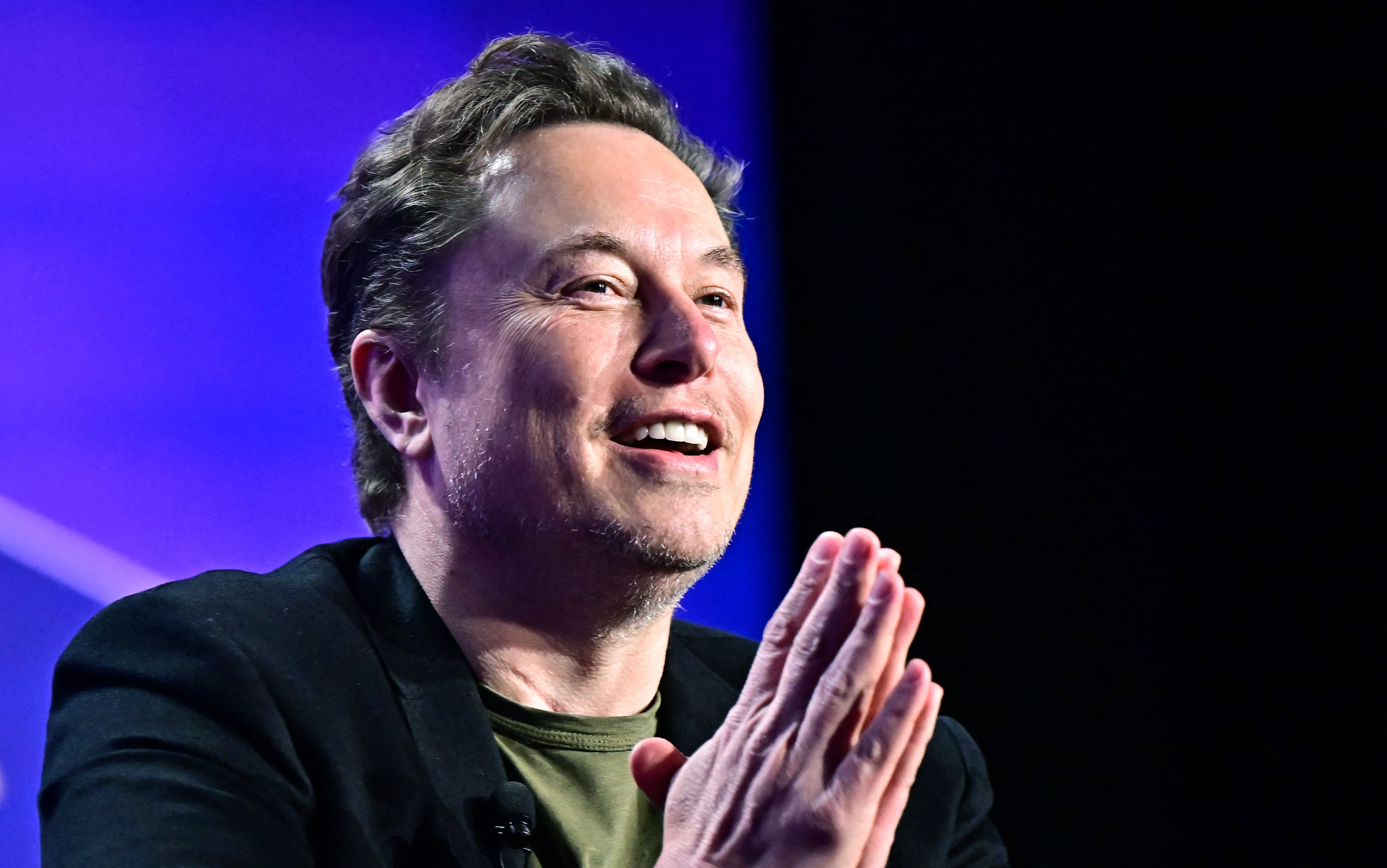 El director ejecutivo de Tesla, Elon Musk, habló durante la edición número 27 de la Conferencia Global del Instituto Milken, realizada en el Beverly Hilton, en Los Ángeles, el 6 de mayo de 2024.
El 6 de noviembre de 2025, los accionistas de Tesla respaldaron abrumadoramente un masivo paquete salarial para Musk, que podría alcanzar $1 billón.
El plan de compensación —diseñado para asegurar la permanencia de Musk al frente del fabricante de vehículos eléctricos mientras desarrolla tecnologías en inteligencia artificial y robótica— recibió el apoyo de más del 75 % de los accionistas, según informó un representante de Tesla durante la asamblea anual de la compañía.
(Foto de Frederic J. BROWN / AFP)