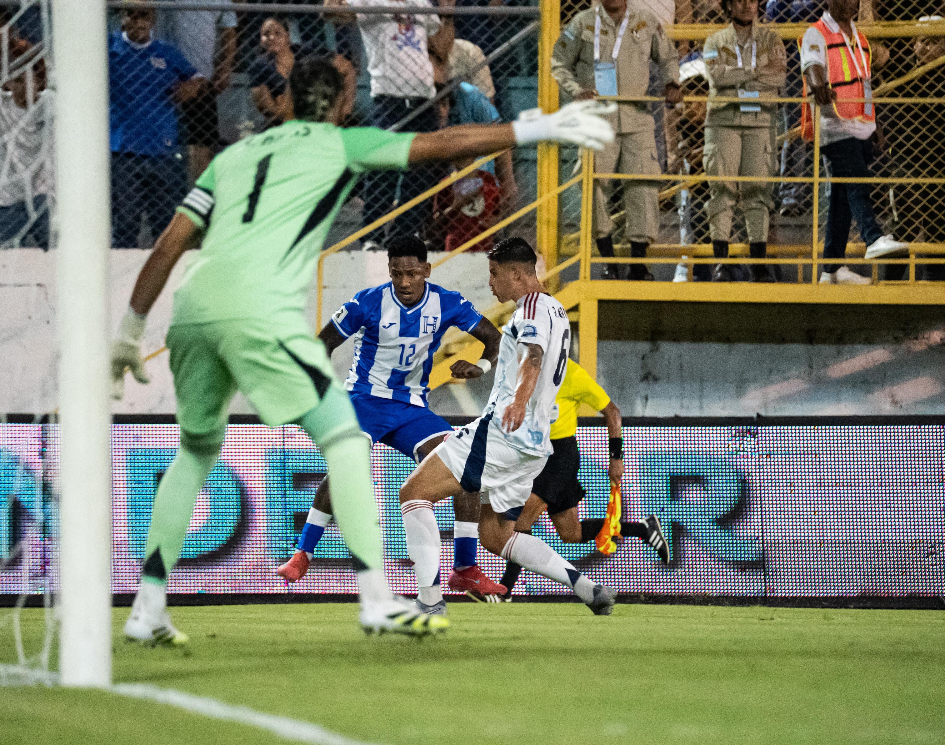 El partido entre Honduras y la Selección de Costa Rica es muy disputado.