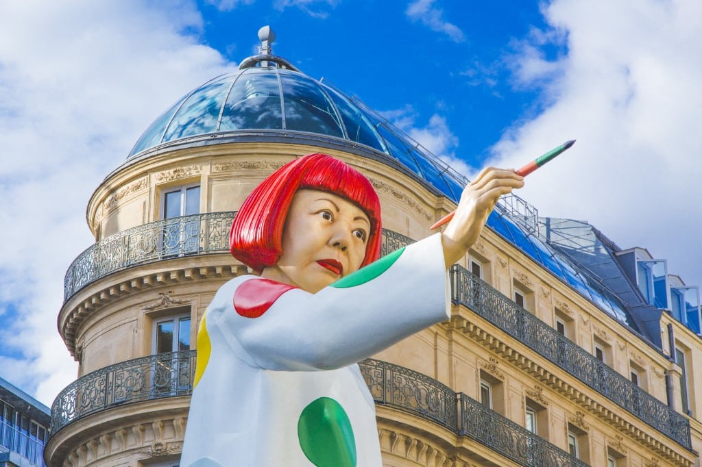 Francia, París: una enorme escultura con la imagen de Yayoi Kusama fue instalada en la rue du Pont Neuf, entre las sedes de la casa Louis Vuitton y La Samaritaine, en 2023.