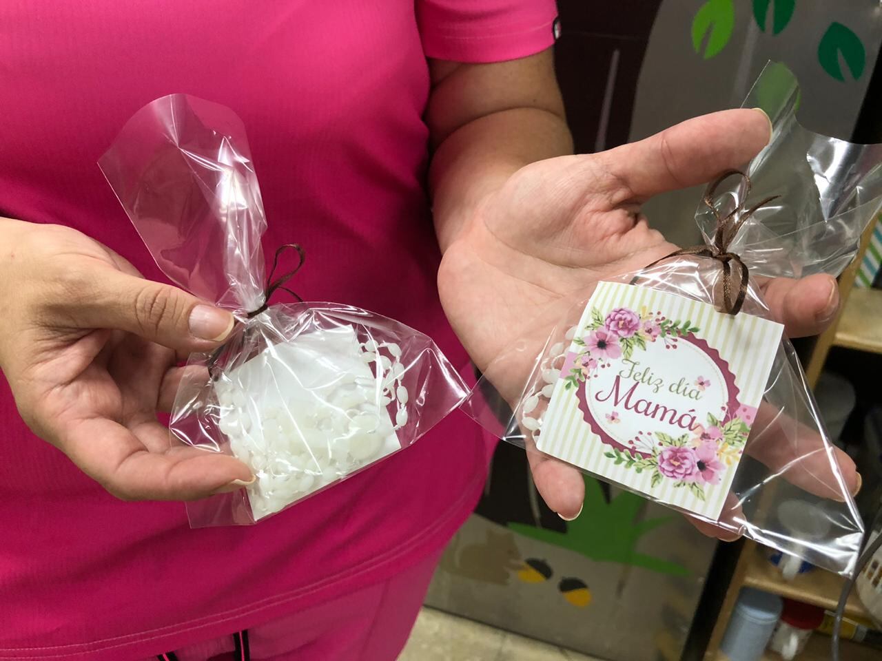 En el hospital México, el servicio de Enfermería entregó a todas las mujeres hospitalizadas un rosario que brilla en la oscuridad. Foto: cortesía de CCSS.