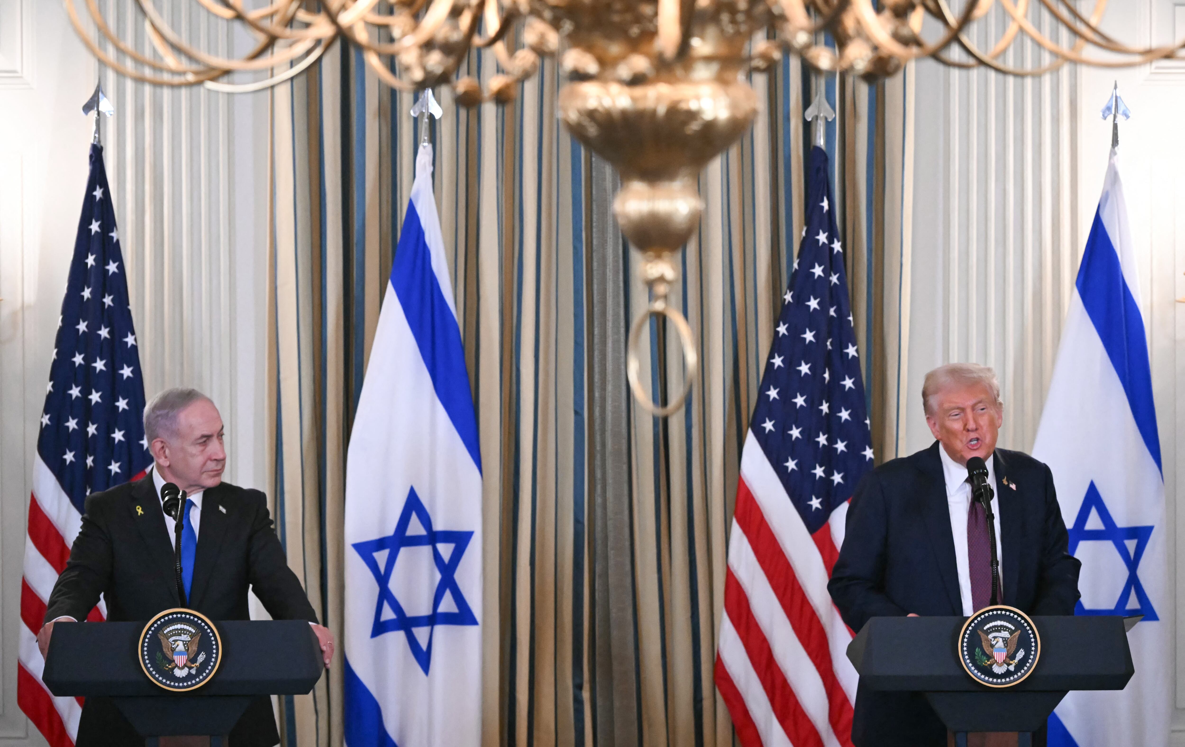 El presidente estadounidense, Donald Trump, y el primer ministro israelí, Benjamin Netanyahu, participan en una conferencia de prensa en el Comedor de Estado de la Casa Blanca en Washington, D.C., el 29 de septiembre de 2025.
