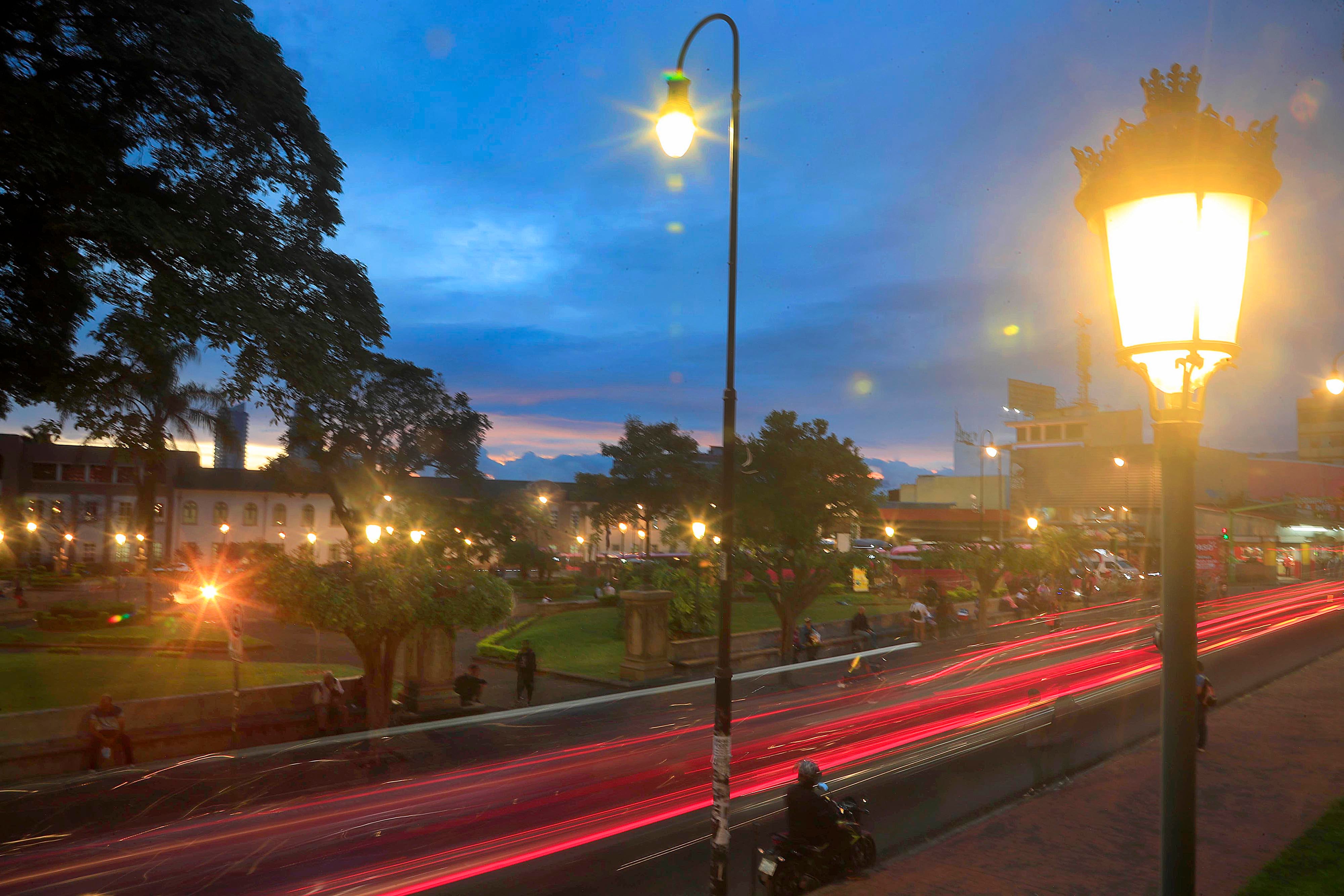 08/09/2023 Parque La Merced, San José. Tiamina, ibuprofeno, diclofenaco sódico, cefalexina y actimicina son algunos de los medicamentos ilegales que venden en este lugar, especialmente por la tarde noche cuando muchos regresan del trabajo. Sin inmutarse, hombres y mujeres ofrecen los medicamentos clandestinos en la acera este del parque, frente a la iglesia.