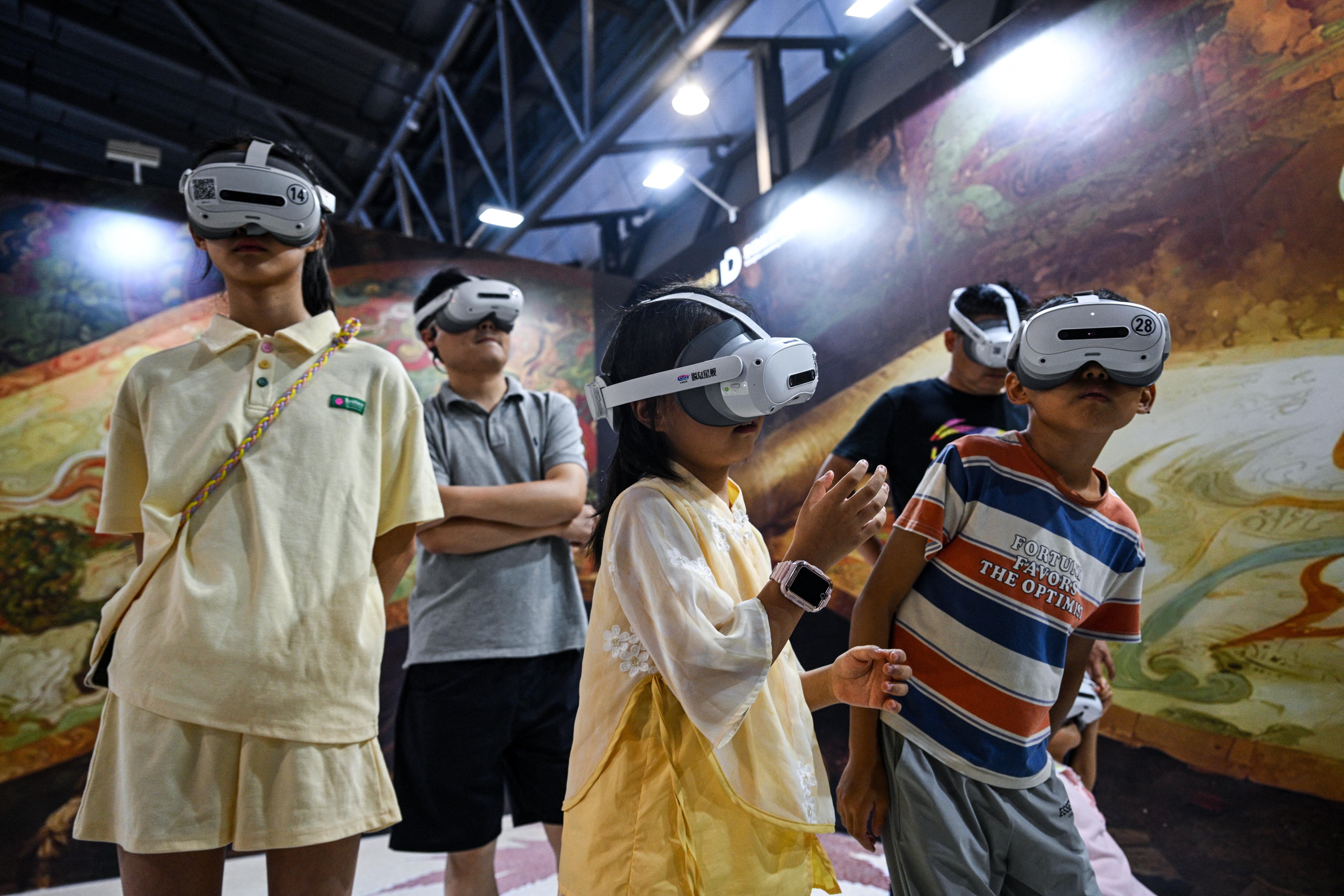 El objetivo declarado de Pekín es convertirse, de aquí a 2030, en el “centro mundial de la innovación” en materia de inteligencia artificial. Personas en la pasada Conferencia Mundial sobre Inteligencia Artificial (WAIC).