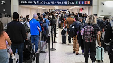 Trump ordena desplegar agentes de ICE en aeropuertos por bloqueo presupuestario