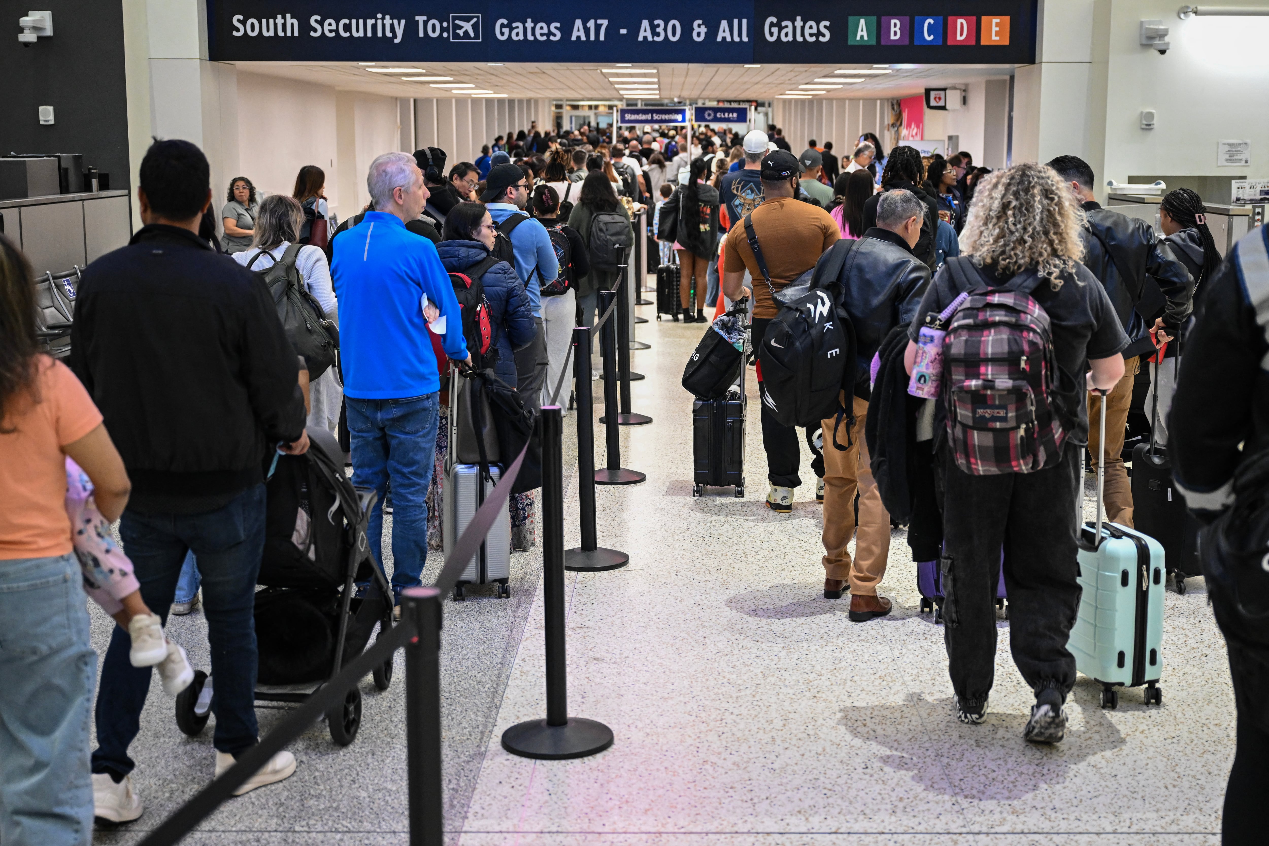 Viajeros hacen fila en un punto de control de seguridad de la TSA en el Aeropuerto Intercontinental George Bush, en Houston, Texas, el 20 de marzo de 2026.