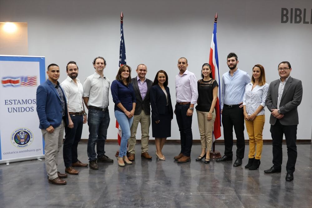 Jorge Mena, Eduardo Leitón, Alberto Collado, Omara Fuks, Alonso Quesada, Andrés Gamba, Deborah Chavarría, Ignacio Cubero, Karla Delgado y Erick Ramírez. Al centro de saco azul  Merlyn Schultz, agregada Cultural de la Embajada de Estados Unidos. | EMBAJADA DE EE.UU. PARA LA NACIÓN.