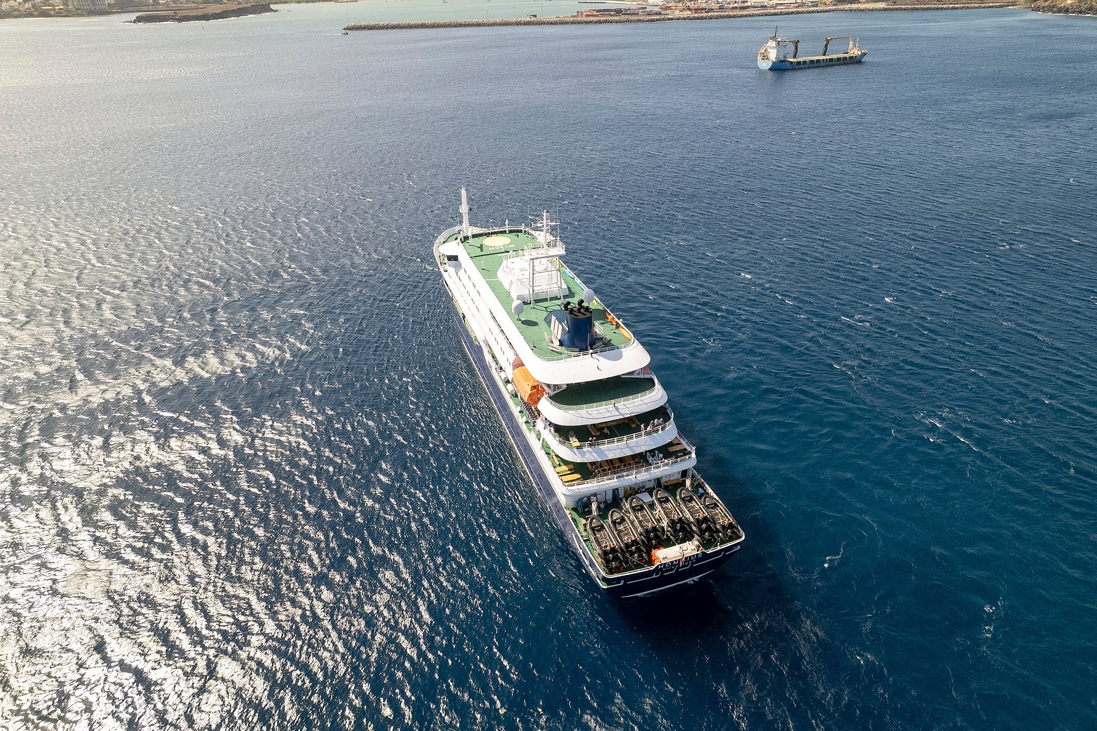 Un brote de “enfermedad respiratoria aguda grave” a bordo de un crucero en el Atlántico ha dejado tres personas muertas.